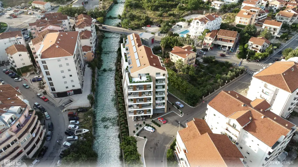 Aura River — stanovi Budva, Crna Gora, pogled iz vazduha uz reku